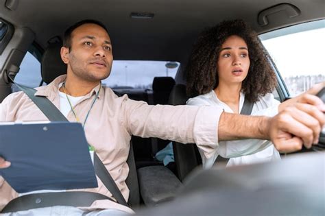 Instructor Que Ense A A La Conductora Aprendiz A Conducir En