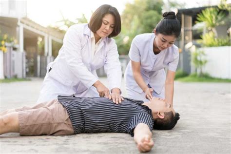 Langkah Pertolongan Pertama Serangan Jantung Doktersehat