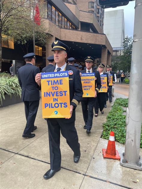 United Pilots Picket Board Meeting In Houston Demanding Better Pay And