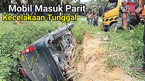 Laka Tunggal Mobil Masuk Parit YouTube