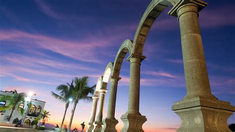 Los Arcos Del Malec N El Tel N De Fondo Del Anfiteatro Vallarta