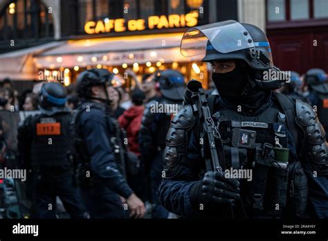 Paris France Th Juin La Police Fran Aise Devant La Terrasse D