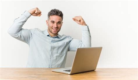 Hombre Guapo Joven Que Trabaja Con Su Computadora Port Til Que Muestra