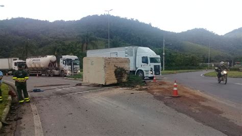 Pedra De Granito Se Solta E Cai De Carreta Na BR 101 Em Viana ES