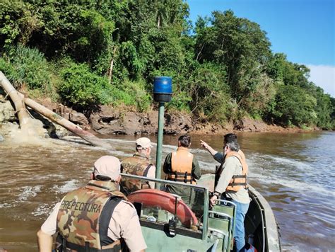 Misiones Ecología Investiga Una Mancha De Espuma Blanca En El Río Paraná Provocada Por La