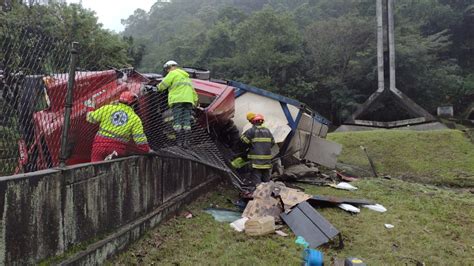 Motorista Morre Ao Tombar Carreta Em Rodovia No Litoral De Sp Santos