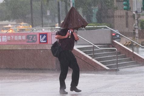 颱風軒嵐諾發布陸警 暴風圈威脅北台灣 預估今晚觸陸