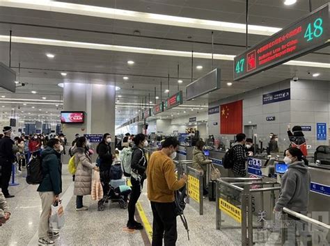 中國開放邊境首日 上海浦東機場迎首批免隔离入境旅客 澳門力報官網