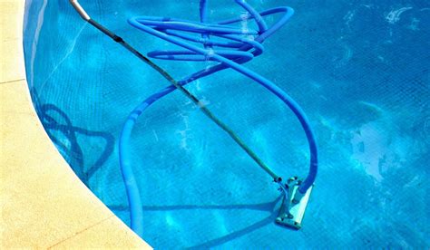 Beginners Guide To Using A Pool Vacuum Poolswiki