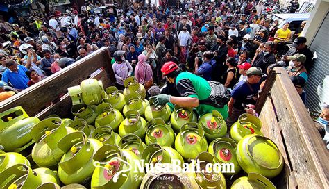 NUSABALI Warga Serbu Operasi Pasar Elpiji 3 Kg