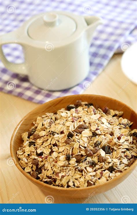 Muesli Van Haver Met Rozijn In Houten Kom Stock Foto Image Of Graan