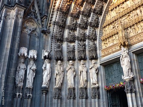 Katholische Heilige Wachen Ber Das Hauptportal Des K Lner Dom Im Stil