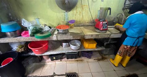 Bahan Mentah Atas Lantai Najis Tikus Di Dapur Dua Restoran Diarah