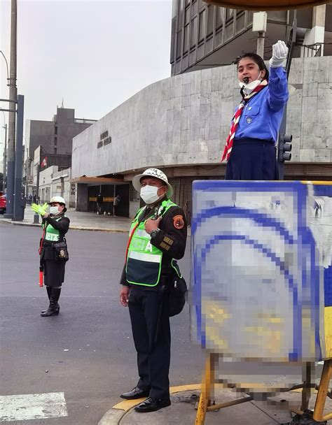 Policía Nacional Del Perú On Twitter Policías Con El Apoyo De Los Scoutsdelperu Dirigen El