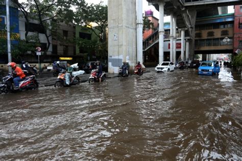 Foto Genangan Banjir Di Jalan Ciledug Raya Cipulir Hambat Kelancaran