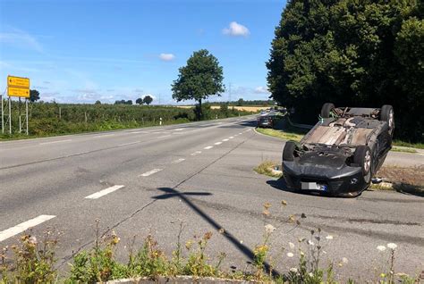 Pol Std Auto Landet Nach Unfall Auf Dem Dach Zwei Personen Leicht