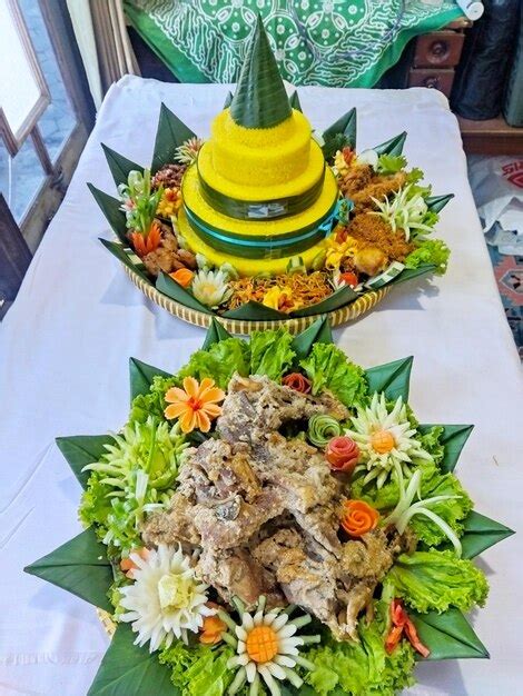 Comida Tradicional Indon Sia Tumpeng De Arroz Amarelo Frango Frito