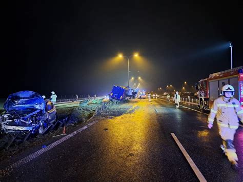 Wypadek na autostradzie A1 Rozsypana kukurydza zablokowała drogę na