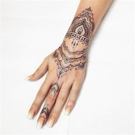 Tatouage Mandala Les 10 Modèles Envoûtants pour Sublimer Vos Doigts