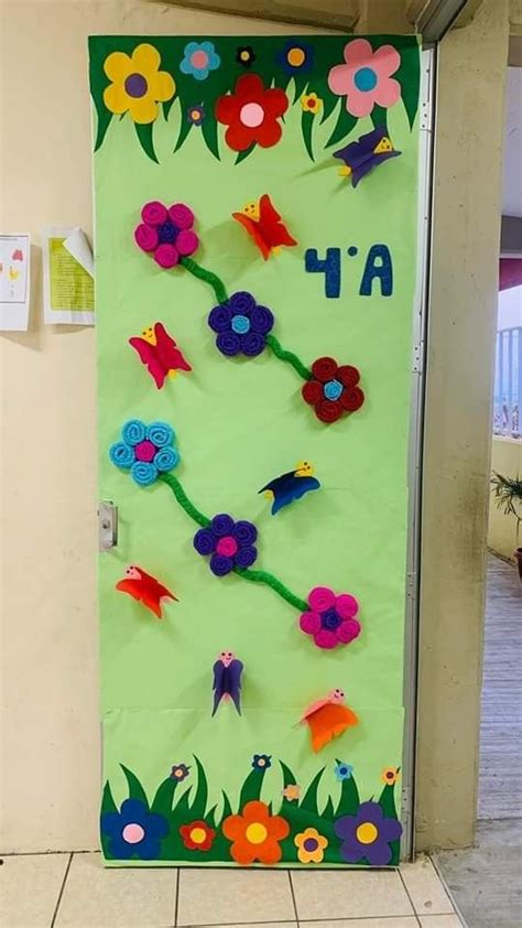 Puerta Decorada Del Mes De Marzo