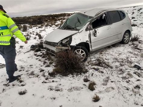 Un Auto Volcado Y Despiste De Camiones Durante La Nevada