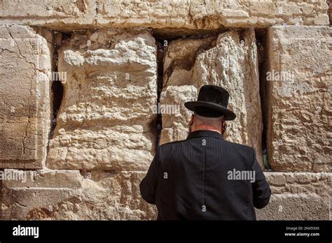 Hombre De Oraci N El Hombre Orando En El Muro Occidental El Muro De