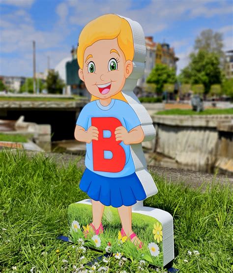 3Д фигура - МОМИЧЕ С БУКВА В - Miky.BG