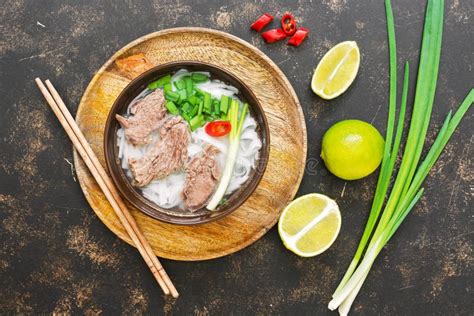 Soupe Vietnamienne Traditionnelle à Pho Avec Les Nouilles Et Le Boeuf