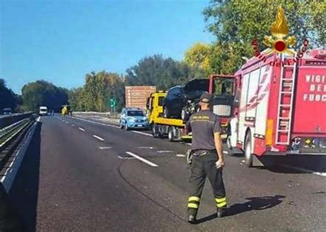 Incidente Lungo L A Nei Pressi Di Sant Onofrio Coinvolte Due Auto