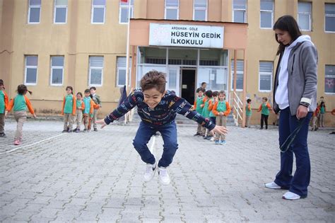 Öğrenciler Geleneksel Çocuk Oyunları Şenliklerinde eğlendi