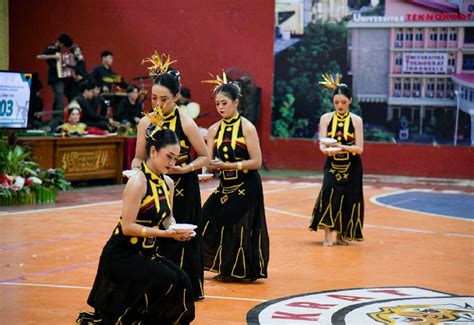 Lomba Tari Tradisional Peksimida Universitas Teknokrat Indonesia