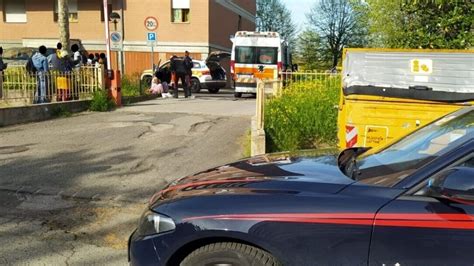 Modena Bimba Di Anni Cade Dal Balcone Grave Dopo Un Volo Di Metri