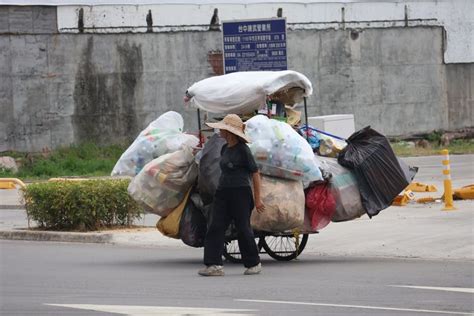 壹蘋直擊｜台中霍爾移動城堡！阿嬤遭戰利品淹沒盲推 路人全閃