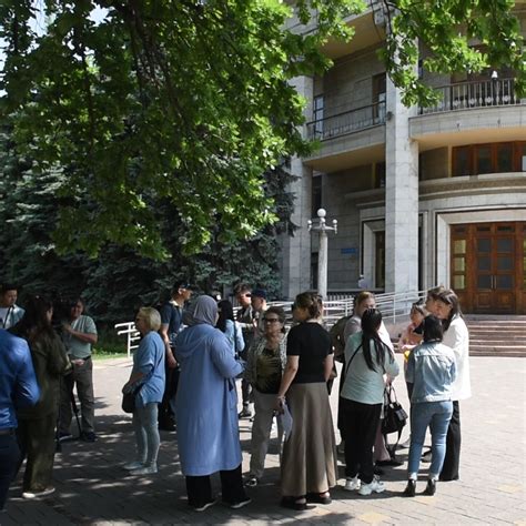 Не хватило мест: разгневанные алматинцы собрались у акимата из-за ...