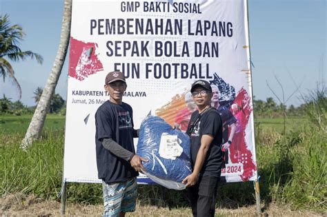 Ganjar Muda Padjajaran Benahi Lapangan Bola Dan Gelar Pertandingan