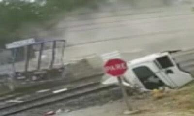 Un Camion Se Fait Percuter Par Un Train Au Chili Koideneuf