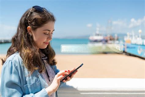 Mujer Joven Hermosa Que Usa El Tel Fono M Vil Mar Y Naves En El Fondo