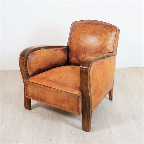 Paire De Fauteuils Club En Cuir Couleur Havane Dessus D Accotoirs Et