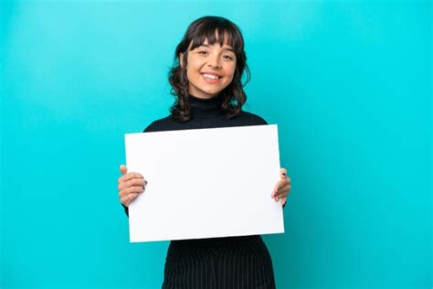 Joven Latina Aislada De Fondo Azul Sosteniendo Un Cartel Vac O Con Expresi N Feliz Foto Premium