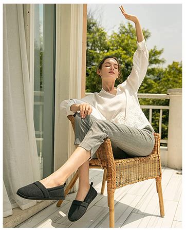 Amazon HomeTop Premium Classic Rubber Hot Or Cold Water Bottle With Soft Fleece Cover 2