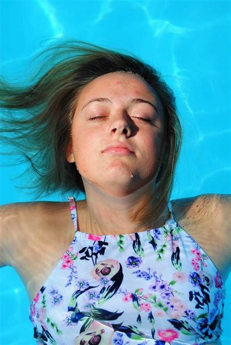 4 Hot Sexy Lyndsay Dellinger Bikini Pics