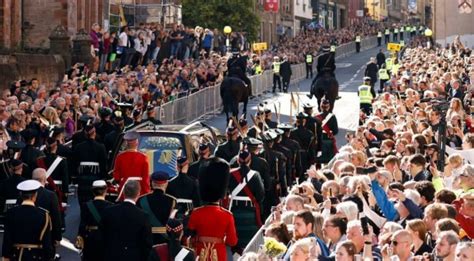 Rei Charles III lidera cortejo fúnebre da rainha Elizabeth II em Edimburgo