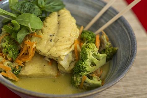 Peixe Cozido no Leite de Coco e Especiarias Tá na mesa