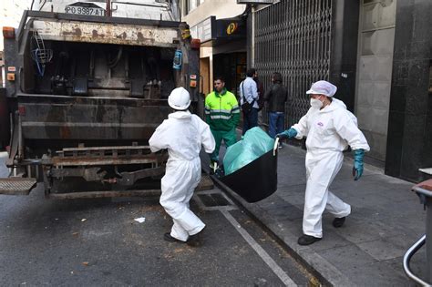 El Concello de A Coruña retira toneladas de basura del edificio ocupado