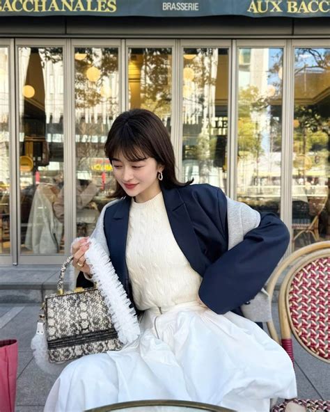 Yuyuさんのインスタグラム写真 Yuyuinstagram「ジャケットにトレーナー羽織るスタイル🇫🇷🍾🎀 ネイビーjkとケーブル編みニットの合わせがクラシカルで デニムでも良かった