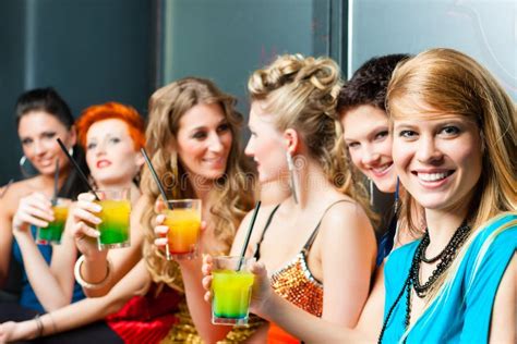 Mulheres Em Cocktail Bebendo Do Clube Ou Do Disco Imagem De Stock