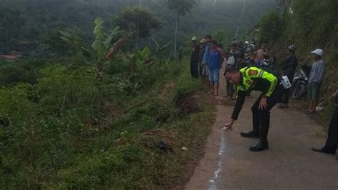 Minibus Terjun Ke Jurang Sedalam Meter Di Cililin Kbb Ibu Dan Dua