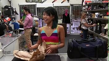 Invitado Asi Tico De La Casa De Empe O Puliendo El Pomo Y Siendo Tocado A Lo Perrito Xvideos