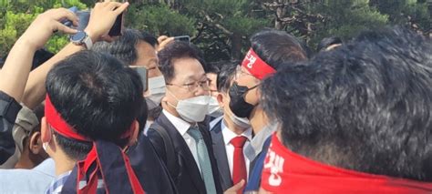 강석훈 산은 회장 노조 저지 뚫고 출근 강행경제상황 엄중 네이트 뉴스