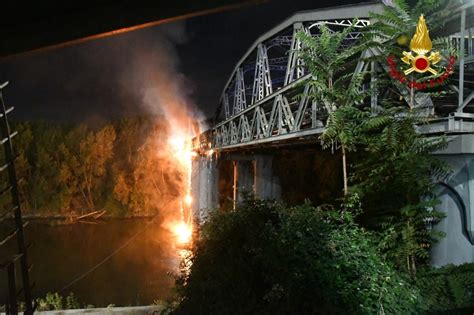 L Incendio Sul Ponte Di Ferro A Roma Il Post